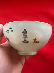 令和八年奈良絵御朱印、コラボの赤膚焼は「御飯茶碗」です。
使いやすいサイズのお茶碗に当社の御本殿とカタツムリの燈篭、そして干支の午を描いて頂きました。
日々の食事が楽しみに成る素敵な赤膚焼が出来ました。