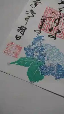 こちらも雨粒を葉っぱの先に乗せました。