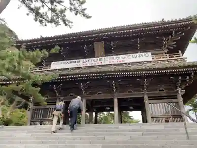 誕生寺の山門・神門