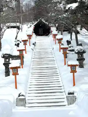 夕張神社の{uncategorized: "未分類", other: "その他", undefined: "問題あり", building: "その他建物", grave: "お墓", sacred_gate: "鳥居", guardian: "狛犬", statue: "像", buddha: "仏像", history: "歴史", nature: "自然", garden: "庭園", animal: "動物", pagoda: "塔", temizu: "手水舎", mountain_gate: "山門・神門", sanctuary: "本殿・本堂", subordinate: "末社・摂社", art: "芸術", scenery: "景色", jizo: "地蔵", ema: "絵馬", goshuin: "御朱印", omikuji: "おみくじ", items: "授与品その他", amulet: "お守り", goshuincho: "御朱印帳", eats: "食事", festival: "お祭り", votive_dance: "神楽", shichigosan: "七五三参", wedding: "結婚式", experience: "体験その他", initially: "初詣", around: "周辺", anti_infection: "感染症対策"}