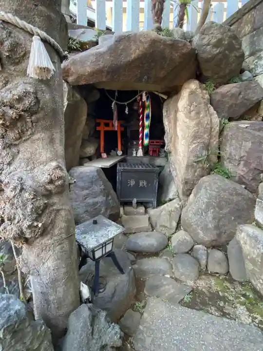 榎稲荷神社の{uncategorized: "未分類", other: "その他", undefined: "問題あり", building: "その他建物", grave: "お墓", sacred_gate: "鳥居", guardian: "狛犬", statue: "像", buddha: "仏像", history: "歴史", nature: "自然", garden: "庭園", animal: "動物", pagoda: "塔", temizu: "手水舎", mountain_gate: "山門・神門", sanctuary: "本殿・本堂", subordinate: "末社・摂社", art: "芸術", scenery: "景色", jizo: "地蔵", ema: "絵馬", goshuin: "御朱印", omikuji: "おみくじ", items: "授与品その他", amulet: "お守り", goshuincho: "御朱印帳", eats: "食事", festival: "お祭り", votive_dance: "神楽", shichigosan: "七五三参", wedding: "結婚式", experience: "体験その他", initially: "初詣", around: "周辺", anti_infection: "感染症対策"}