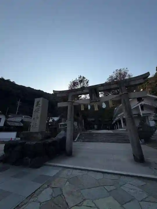 美保神社の{uncategorized: "未分類", other: "その他", undefined: "問題あり", building: "その他建物", grave: "お墓", sacred_gate: "鳥居", guardian: "狛犬", statue: "像", buddha: "仏像", history: "歴史", nature: "自然", garden: "庭園", animal: "動物", pagoda: "塔", temizu: "手水舎", mountain_gate: "山門・神門", sanctuary: "本殿・本堂", subordinate: "末社・摂社", art: "芸術", scenery: "景色", jizo: "地蔵", ema: "絵馬", goshuin: "御朱印", omikuji: "おみくじ", items: "授与品その他", amulet: "お守り", goshuincho: "御朱印帳", eats: "食事", festival: "お祭り", votive_dance: "神楽", shichigosan: "七五三参", wedding: "結婚式", experience: "体験その他", initially: "初詣", around: "周辺", anti_infection: "感染症対策"}