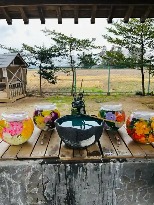 素鵞神社の{uncategorized: "未分類", other: "その他", undefined: "問題あり", building: "その他建物", grave: "お墓", sacred_gate: "鳥居", guardian: "狛犬", statue: "像", buddha: "仏像", history: "歴史", nature: "自然", garden: "庭園", animal: "動物", pagoda: "塔", temizu: "手水舎", mountain_gate: "山門・神門", sanctuary: "本殿・本堂", subordinate: "末社・摂社", art: "芸術", scenery: "景色", jizo: "地蔵", ema: "絵馬", goshuin: "御朱印", omikuji: "おみくじ", items: "授与品その他", amulet: "お守り", goshuincho: "御朱印帳", eats: "食事", festival: "お祭り", votive_dance: "神楽", shichigosan: "七五三参", wedding: "結婚式", experience: "体験その他", initially: "初詣", around: "周辺", anti_infection: "感染症対策"}