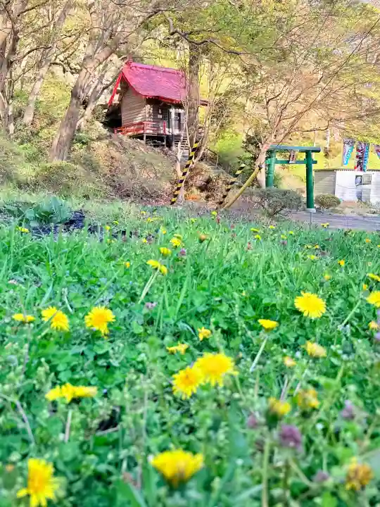 湯の沢神社の{uncategorized: "未分類", other: "その他", undefined: "問題あり", building: "その他建物", grave: "お墓", sacred_gate: "鳥居", guardian: "狛犬", statue: "像", buddha: "仏像", history: "歴史", nature: "自然", garden: "庭園", animal: "動物", pagoda: "塔", temizu: "手水舎", mountain_gate: "山門・神門", sanctuary: "本殿・本堂", subordinate: "末社・摂社", art: "芸術", scenery: "景色", jizo: "地蔵", ema: "絵馬", goshuin: "御朱印", omikuji: "おみくじ", items: "授与品その他", amulet: "お守り", goshuincho: "御朱印帳", eats: "食事", festival: "お祭り", votive_dance: "神楽", shichigosan: "七五三参", wedding: "結婚式", experience: "体験その他", initially: "初詣", around: "周辺", anti_infection: "感染症対策"}