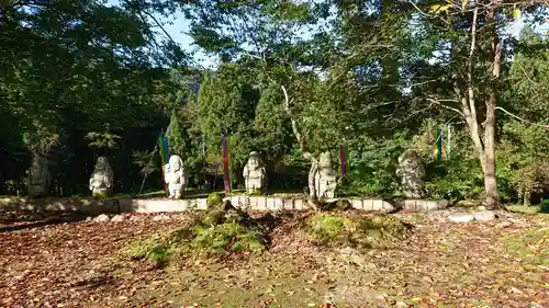 八海山尊神社の建物その他