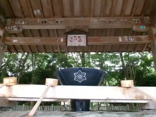大麻比古神社の{uncategorized: "未分類", other: "その他", undefined: "問題あり", building: "その他建物", grave: "お墓", sacred_gate: "鳥居", guardian: "狛犬", statue: "像", buddha: "仏像", history: "歴史", nature: "自然", garden: "庭園", animal: "動物", pagoda: "塔", temizu: "手水舎", mountain_gate: "山門・神門", sanctuary: "本殿・本堂", subordinate: "末社・摂社", art: "芸術", scenery: "景色", jizo: "地蔵", ema: "絵馬", goshuin: "御朱印", omikuji: "おみくじ", items: "授与品その他", amulet: "お守り", goshuincho: "御朱印帳", eats: "食事", festival: "お祭り", votive_dance: "神楽", shichigosan: "七五三参", wedding: "結婚式", experience: "体験その他", initially: "初詣", around: "周辺", anti_infection: "感染症対策"}