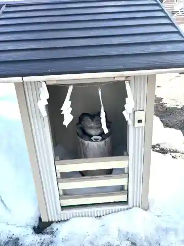 星置神社の{uncategorized: "未分類", other: "その他", undefined: "問題あり", building: "その他建物", grave: "お墓", sacred_gate: "鳥居", guardian: "狛犬", statue: "像", buddha: "仏像", history: "歴史", nature: "自然", garden: "庭園", animal: "動物", pagoda: "塔", temizu: "手水舎", mountain_gate: "山門・神門", sanctuary: "本殿・本堂", subordinate: "末社・摂社", art: "芸術", scenery: "景色", jizo: "地蔵", ema: "絵馬", goshuin: "御朱印", omikuji: "おみくじ", items: "授与品その他", amulet: "お守り", goshuincho: "御朱印帳", eats: "食事", festival: "お祭り", votive_dance: "神楽", shichigosan: "七五三参", wedding: "結婚式", experience: "体験その他", initially: "初詣", around: "周辺", anti_infection: "感染症対策"}