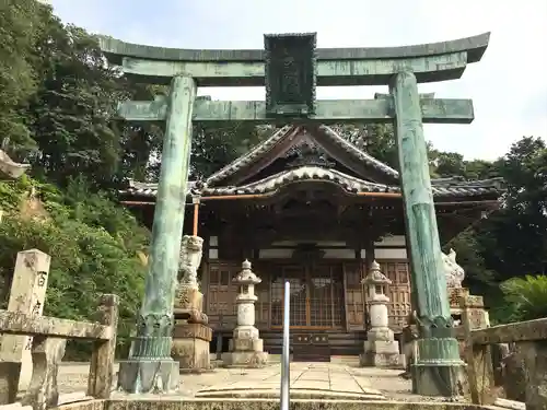 世義寺の鳥居