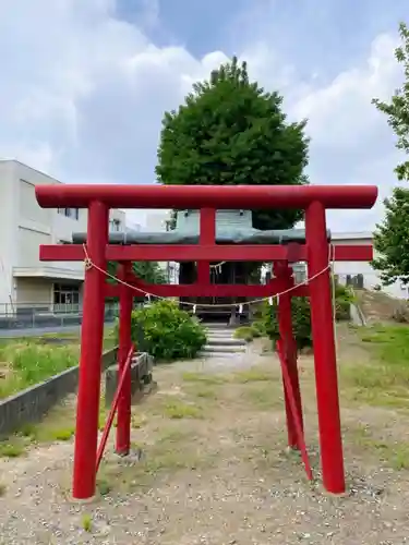 三吉稲荷大明神の鳥居