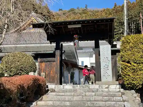 梅岩寺の山門