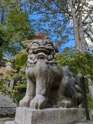 真止戸山神社の狛犬