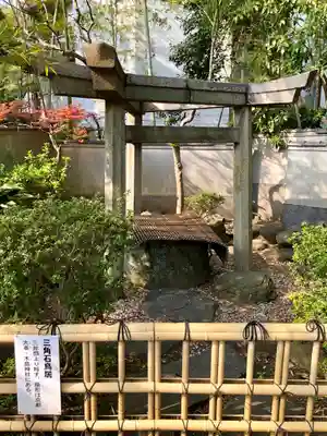 三囲神社の鳥居
