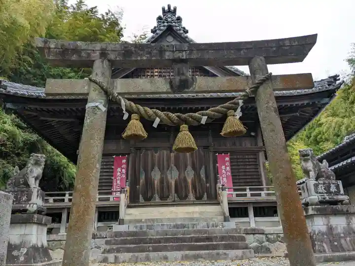 火神社(上六栗火神社)の{uncategorized: "未分類", other: "その他", undefined: "問題あり", building: "その他建物", grave: "お墓", sacred_gate: "鳥居", guardian: "狛犬", statue: "像", buddha: "仏像", history: "歴史", nature: "自然", garden: "庭園", animal: "動物", pagoda: "塔", temizu: "手水舎", mountain_gate: "山門・神門", sanctuary: "本殿・本堂", subordinate: "末社・摂社", art: "芸術", scenery: "景色", jizo: "地蔵", ema: "絵馬", goshuin: "御朱印", omikuji: "おみくじ", items: "授与品その他", amulet: "お守り", goshuincho: "御朱印帳", eats: "食事", festival: "お祭り", votive_dance: "神楽", shichigosan: "七五三参", wedding: "結婚式", experience: "体験その他", initially: "初詣", around: "周辺", anti_infection: "感染症対策"}