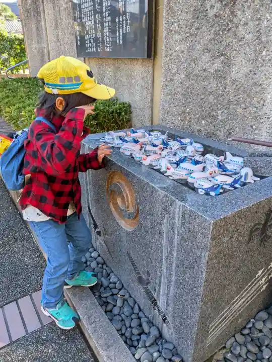 飛行神社の{uncategorized: "未分類", other: "その他", undefined: "問題あり", building: "その他建物", grave: "お墓", sacred_gate: "鳥居", guardian: "狛犬", statue: "像", buddha: "仏像", history: "歴史", nature: "自然", garden: "庭園", animal: "動物", pagoda: "塔", temizu: "手水舎", mountain_gate: "山門・神門", sanctuary: "本殿・本堂", subordinate: "末社・摂社", art: "芸術", scenery: "景色", jizo: "地蔵", ema: "絵馬", goshuin: "御朱印", omikuji: "おみくじ", items: "授与品その他", amulet: "お守り", goshuincho: "御朱印帳", eats: "食事", festival: "お祭り", votive_dance: "神楽", shichigosan: "七五三参", wedding: "結婚式", experience: "体験その他", initially: "初詣", around: "周辺", anti_infection: "感染症対策"}