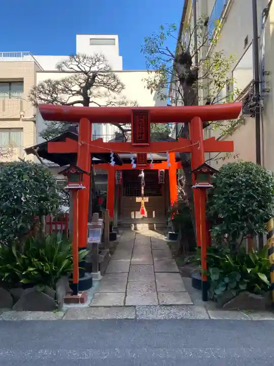 稲荷神社の{uncategorized: "未分類", other: "その他", undefined: "問題あり", building: "その他建物", grave: "お墓", sacred_gate: "鳥居", guardian: "狛犬", statue: "像", buddha: "仏像", history: "歴史", nature: "自然", garden: "庭園", animal: "動物", pagoda: "塔", temizu: "手水舎", mountain_gate: "山門・神門", sanctuary: "本殿・本堂", subordinate: "末社・摂社", art: "芸術", scenery: "景色", jizo: "地蔵", ema: "絵馬", goshuin: "御朱印", omikuji: "おみくじ", items: "授与品その他", amulet: "お守り", goshuincho: "御朱印帳", eats: "食事", festival: "お祭り", votive_dance: "神楽", shichigosan: "七五三参", wedding: "結婚式", experience: "体験その他", initially: "初詣", around: "周辺", anti_infection: "感染症対策"}