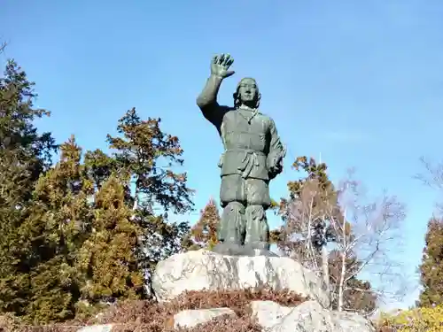 三峯神社の像