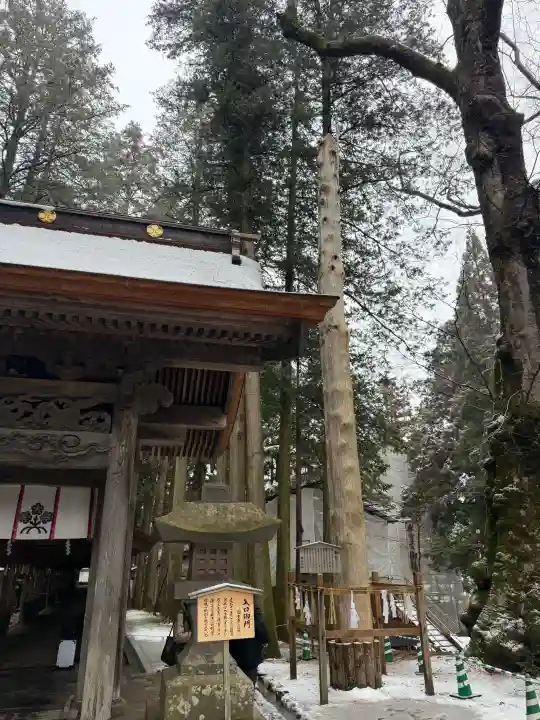 諏訪大社の{uncategorized: "未分類", other: "その他", undefined: "問題あり", building: "その他建物", grave: "お墓", sacred_gate: "鳥居", guardian: "狛犬", statue: "像", buddha: "仏像", history: "歴史", nature: "自然", garden: "庭園", animal: "動物", pagoda: "塔", temizu: "手水舎", mountain_gate: "山門・神門", sanctuary: "本殿・本堂", subordinate: "末社・摂社", art: "芸術", scenery: "景色", jizo: "地蔵", ema: "絵馬", goshuin: "御朱印", omikuji: "おみくじ", items: "授与品その他", amulet: "お守り", goshuincho: "御朱印帳", eats: "食事", festival: "お祭り", votive_dance: "神楽", shichigosan: "七五三参", wedding: "結婚式", experience: "体験その他", initially: "初詣", around: "周辺", anti_infection: "感染症対策"}