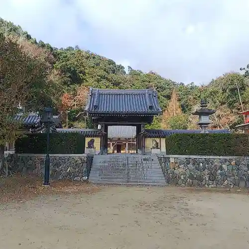 瀧安寺の山門