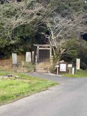 大井上神社の{uncategorized: "未分類", other: "その他", undefined: "問題あり", building: "その他建物", grave: "お墓", sacred_gate: "鳥居", guardian: "狛犬", statue: "像", buddha: "仏像", history: "歴史", nature: "自然", garden: "庭園", animal: "動物", pagoda: "塔", temizu: "手水舎", mountain_gate: "山門・神門", sanctuary: "本殿・本堂", subordinate: "末社・摂社", art: "芸術", scenery: "景色", jizo: "地蔵", ema: "絵馬", goshuin: "御朱印", omikuji: "おみくじ", items: "授与品その他", amulet: "お守り", goshuincho: "御朱印帳", eats: "食事", festival: "お祭り", votive_dance: "神楽", shichigosan: "七五三参", wedding: "結婚式", experience: "体験その他", initially: "初詣", around: "周辺", anti_infection: "感染症対策"}
