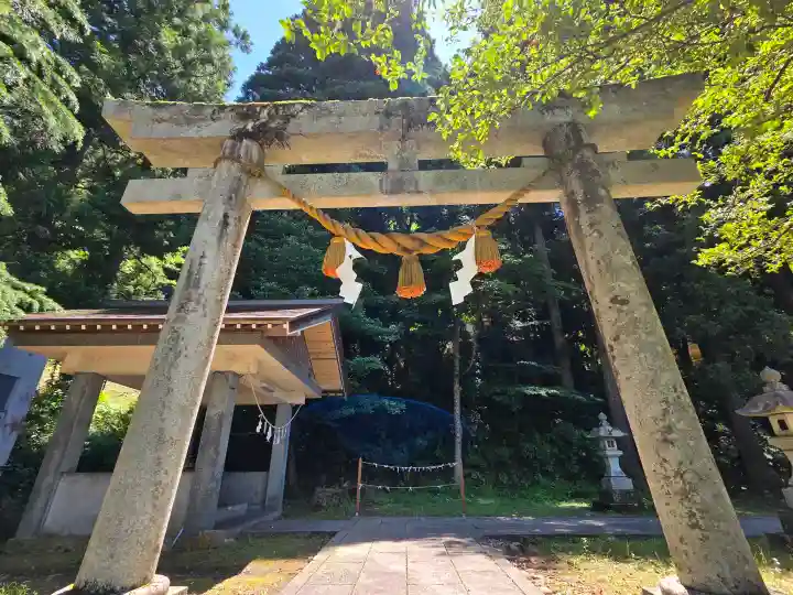 宇奈月神社の{uncategorized: "未分類", other: "その他", undefined: "問題あり", building: "その他建物", grave: "お墓", sacred_gate: "鳥居", guardian: "狛犬", statue: "像", buddha: "仏像", history: "歴史", nature: "自然", garden: "庭園", animal: "動物", pagoda: "塔", temizu: "手水舎", mountain_gate: "山門・神門", sanctuary: "本殿・本堂", subordinate: "末社・摂社", art: "芸術", scenery: "景色", jizo: "地蔵", ema: "絵馬", goshuin: "御朱印", omikuji: "おみくじ", items: "授与品その他", amulet: "お守り", goshuincho: "御朱印帳", eats: "食事", festival: "お祭り", votive_dance: "神楽", shichigosan: "七五三参", wedding: "結婚式", experience: "体験その他", initially: "初詣", around: "周辺", anti_infection: "感染症対策"}