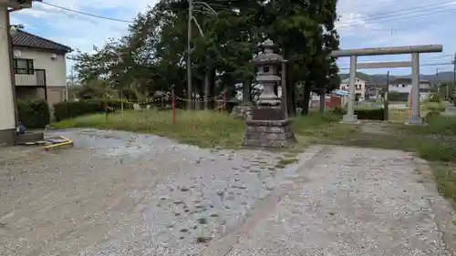 神明神社の庭園