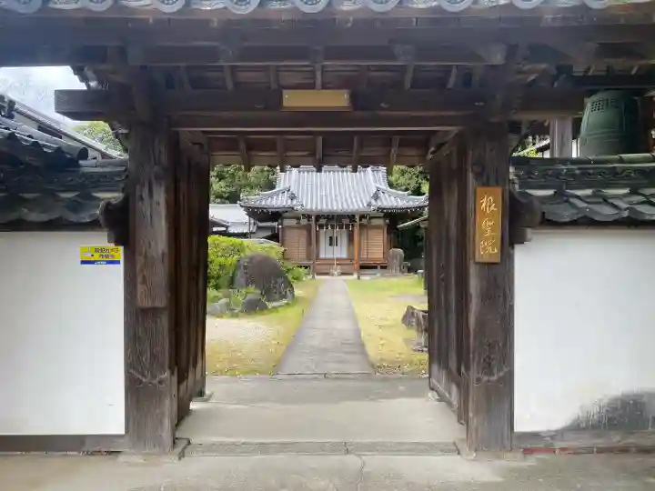 根聖院の{uncategorized: "未分類", other: "その他", undefined: "問題あり", building: "その他建物", grave: "お墓", sacred_gate: "鳥居", guardian: "狛犬", statue: "像", buddha: "仏像", history: "歴史", nature: "自然", garden: "庭園", animal: "動物", pagoda: "塔", temizu: "手水舎", mountain_gate: "山門・神門", sanctuary: "本殿・本堂", subordinate: "末社・摂社", art: "芸術", scenery: "景色", jizo: "地蔵", ema: "絵馬", goshuin: "御朱印", omikuji: "おみくじ", items: "授与品その他", amulet: "お守り", goshuincho: "御朱印帳", eats: "食事", festival: "お祭り", votive_dance: "神楽", shichigosan: "七五三参", wedding: "結婚式", experience: "体験その他", initially: "初詣", around: "周辺", anti_infection: "感染症対策"}