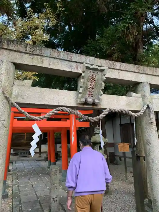 孫太郎稲荷神社(薬師寺境内社)の鳥居