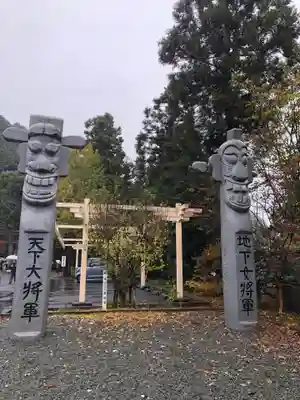 高麗神社の像