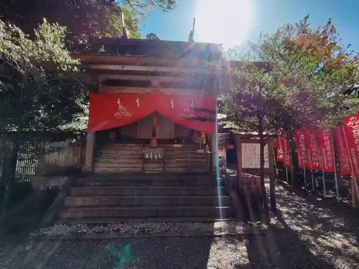 三柱神社の{uncategorized: "未分類", other: "その他", undefined: "問題あり", building: "その他建物", grave: "お墓", sacred_gate: "鳥居", guardian: "狛犬", statue: "像", buddha: "仏像", history: "歴史", nature: "自然", garden: "庭園", animal: "動物", pagoda: "塔", temizu: "手水舎", mountain_gate: "山門・神門", sanctuary: "本殿・本堂", subordinate: "末社・摂社", art: "芸術", scenery: "景色", jizo: "地蔵", ema: "絵馬", goshuin: "御朱印", omikuji: "おみくじ", items: "授与品その他", amulet: "お守り", goshuincho: "御朱印帳", eats: "食事", festival: "お祭り", votive_dance: "神楽", shichigosan: "七五三参", wedding: "結婚式", experience: "体験その他", initially: "初詣", around: "周辺", anti_infection: "感染症対策"}