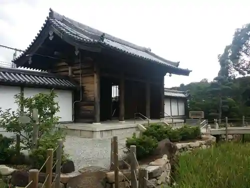 多聞寺の山門