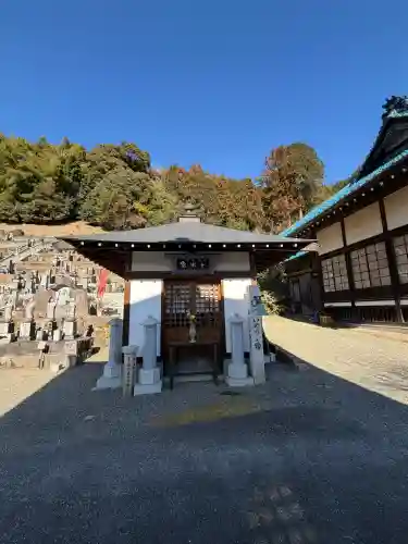 瀧泉寺の{uncategorized: "未分類", other: "その他", undefined: "問題あり", building: "その他建物", grave: "お墓", sacred_gate: "鳥居", guardian: "狛犬", statue: "像", buddha: "仏像", history: "歴史", nature: "自然", garden: "庭園", animal: "動物", pagoda: "塔", temizu: "手水舎", mountain_gate: "山門・神門", sanctuary: "本殿・本堂", subordinate: "末社・摂社", art: "芸術", scenery: "景色", jizo: "地蔵", ema: "絵馬", goshuin: "御朱印", omikuji: "おみくじ", items: "授与品その他", amulet: "お守り", goshuincho: "御朱印帳", eats: "食事", festival: "お祭り", votive_dance: "神楽", shichigosan: "七五三参", wedding: "結婚式", experience: "体験その他", initially: "初詣", around: "周辺", anti_infection: "感染症対策"}