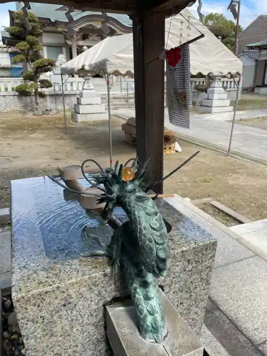 氷川神社の{uncategorized: "未分類", other: "その他", undefined: "問題あり", building: "その他建物", grave: "お墓", sacred_gate: "鳥居", guardian: "狛犬", statue: "像", buddha: "仏像", history: "歴史", nature: "自然", garden: "庭園", animal: "動物", pagoda: "塔", temizu: "手水舎", mountain_gate: "山門・神門", sanctuary: "本殿・本堂", subordinate: "末社・摂社", art: "芸術", scenery: "景色", jizo: "地蔵", ema: "絵馬", goshuin: "御朱印", omikuji: "おみくじ", items: "授与品その他", amulet: "お守り", goshuincho: "御朱印帳", eats: "食事", festival: "お祭り", votive_dance: "神楽", shichigosan: "七五三参", wedding: "結婚式", experience: "体験その他", initially: "初詣", around: "周辺", anti_infection: "感染症対策"}