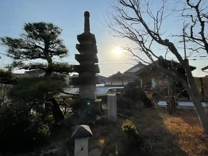 真光寺の{uncategorized: "未分類", other: "その他", undefined: "問題あり", building: "その他建物", grave: "お墓", sacred_gate: "鳥居", guardian: "狛犬", statue: "像", buddha: "仏像", history: "歴史", nature: "自然", garden: "庭園", animal: "動物", pagoda: "塔", temizu: "手水舎", mountain_gate: "山門・神門", sanctuary: "本殿・本堂", subordinate: "末社・摂社", art: "芸術", scenery: "景色", jizo: "地蔵", ema: "絵馬", goshuin: "御朱印", omikuji: "おみくじ", items: "授与品その他", amulet: "お守り", goshuincho: "御朱印帳", eats: "食事", festival: "お祭り", votive_dance: "神楽", shichigosan: "七五三参", wedding: "結婚式", experience: "体験その他", initially: "初詣", around: "周辺", anti_infection: "感染症対策"}