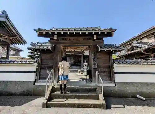 長然寺の山門