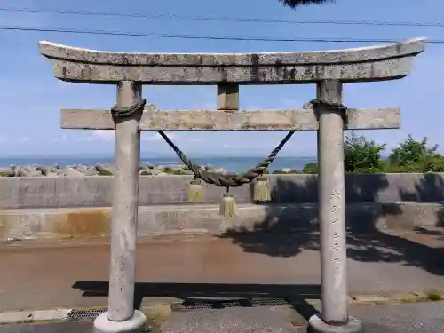 諏訪社の{uncategorized: "未分類", other: "その他", undefined: "問題あり", building: "その他建物", grave: "お墓", sacred_gate: "鳥居", guardian: "狛犬", statue: "像", buddha: "仏像", history: "歴史", nature: "自然", garden: "庭園", animal: "動物", pagoda: "塔", temizu: "手水舎", mountain_gate: "山門・神門", sanctuary: "本殿・本堂", subordinate: "末社・摂社", art: "芸術", scenery: "景色", jizo: "地蔵", ema: "絵馬", goshuin: "御朱印", omikuji: "おみくじ", items: "授与品その他", amulet: "お守り", goshuincho: "御朱印帳", eats: "食事", festival: "お祭り", votive_dance: "神楽", shichigosan: "七五三参", wedding: "結婚式", experience: "体験その他", initially: "初詣", around: "周辺", anti_infection: "感染症対策"}