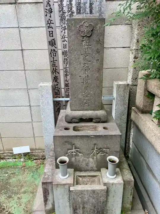 本光寺の{uncategorized: "未分類", other: "その他", undefined: "問題あり", building: "その他建物", grave: "お墓", sacred_gate: "鳥居", guardian: "狛犬", statue: "像", buddha: "仏像", history: "歴史", nature: "自然", garden: "庭園", animal: "動物", pagoda: "塔", temizu: "手水舎", mountain_gate: "山門・神門", sanctuary: "本殿・本堂", subordinate: "末社・摂社", art: "芸術", scenery: "景色", jizo: "地蔵", ema: "絵馬", goshuin: "御朱印", omikuji: "おみくじ", items: "授与品その他", amulet: "お守り", goshuincho: "御朱印帳", eats: "食事", festival: "お祭り", votive_dance: "神楽", shichigosan: "七五三参", wedding: "結婚式", experience: "体験その他", initially: "初詣", around: "周辺", anti_infection: "感染症対策"}