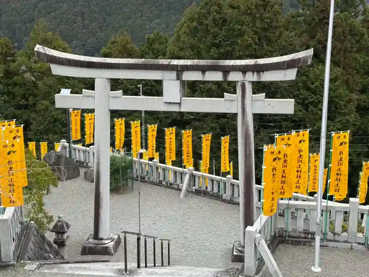 丹生川上神社(上社)の{uncategorized: "未分類", other: "その他", undefined: "問題あり", building: "その他建物", grave: "お墓", sacred_gate: "鳥居", guardian: "狛犬", statue: "像", buddha: "仏像", history: "歴史", nature: "自然", garden: "庭園", animal: "動物", pagoda: "塔", temizu: "手水舎", mountain_gate: "山門・神門", sanctuary: "本殿・本堂", subordinate: "末社・摂社", art: "芸術", scenery: "景色", jizo: "地蔵", ema: "絵馬", goshuin: "御朱印", omikuji: "おみくじ", items: "授与品その他", amulet: "お守り", goshuincho: "御朱印帳", eats: "食事", festival: "お祭り", votive_dance: "神楽", shichigosan: "七五三参", wedding: "結婚式", experience: "体験その他", initially: "初詣", around: "周辺", anti_infection: "感染症対策"}