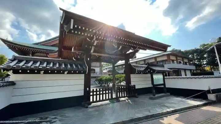 日蓮上人銅像護持教会(身延山福岡別院)の山門・神門