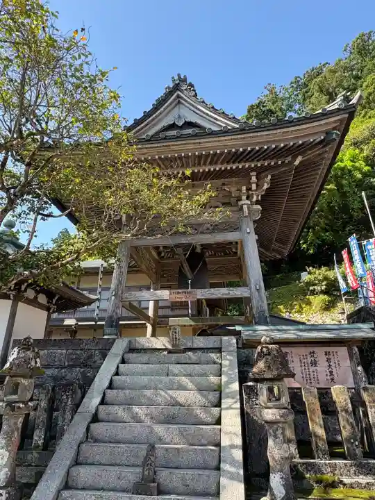 青岸渡寺の{uncategorized: "未分類", other: "その他", undefined: "問題あり", building: "その他建物", grave: "お墓", sacred_gate: "鳥居", guardian: "狛犬", statue: "像", buddha: "仏像", history: "歴史", nature: "自然", garden: "庭園", animal: "動物", pagoda: "塔", temizu: "手水舎", mountain_gate: "山門・神門", sanctuary: "本殿・本堂", subordinate: "末社・摂社", art: "芸術", scenery: "景色", jizo: "地蔵", ema: "絵馬", goshuin: "御朱印", omikuji: "おみくじ", items: "授与品その他", amulet: "お守り", goshuincho: "御朱印帳", eats: "食事", festival: "お祭り", votive_dance: "神楽", shichigosan: "七五三参", wedding: "結婚式", experience: "体験その他", initially: "初詣", around: "周辺", anti_infection: "感染症対策"}