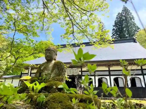 雲洞庵の{uncategorized: "未分類", other: "その他", undefined: "問題あり", building: "その他建物", grave: "お墓", sacred_gate: "鳥居", guardian: "狛犬", statue: "像", buddha: "仏像", history: "歴史", nature: "自然", garden: "庭園", animal: "動物", pagoda: "塔", temizu: "手水舎", mountain_gate: "山門・神門", sanctuary: "本殿・本堂", subordinate: "末社・摂社", art: "芸術", scenery: "景色", jizo: "地蔵", ema: "絵馬", goshuin: "御朱印", omikuji: "おみくじ", items: "授与品その他", amulet: "お守り", goshuincho: "御朱印帳", eats: "食事", festival: "お祭り", votive_dance: "神楽", shichigosan: "七五三参", wedding: "結婚式", experience: "体験その他", initially: "初詣", around: "周辺", anti_infection: "感染症対策"}