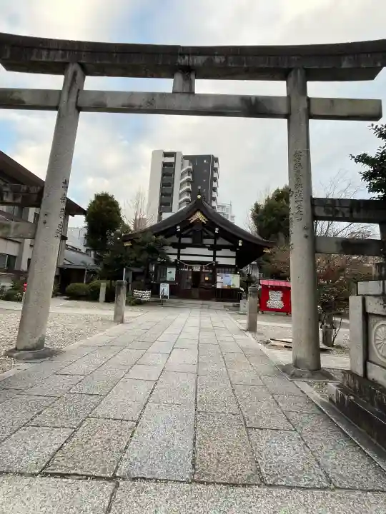 三輪神社の{uncategorized: "未分類", other: "その他", undefined: "問題あり", building: "その他建物", grave: "お墓", sacred_gate: "鳥居", guardian: "狛犬", statue: "像", buddha: "仏像", history: "歴史", nature: "自然", garden: "庭園", animal: "動物", pagoda: "塔", temizu: "手水舎", mountain_gate: "山門・神門", sanctuary: "本殿・本堂", subordinate: "末社・摂社", art: "芸術", scenery: "景色", jizo: "地蔵", ema: "絵馬", goshuin: "御朱印", omikuji: "おみくじ", items: "授与品その他", amulet: "お守り", goshuincho: "御朱印帳", eats: "食事", festival: "お祭り", votive_dance: "神楽", shichigosan: "七五三参", wedding: "結婚式", experience: "体験その他", initially: "初詣", around: "周辺", anti_infection: "感染症対策"}