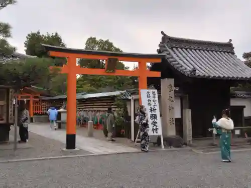 伏見稲荷大社の{uncategorized: "未分類", other: "その他", undefined: "問題あり", building: "その他建物", grave: "お墓", sacred_gate: "鳥居", guardian: "狛犬", statue: "像", buddha: "仏像", history: "歴史", nature: "自然", garden: "庭園", animal: "動物", pagoda: "塔", temizu: "手水舎", mountain_gate: "山門・神門", sanctuary: "本殿・本堂", subordinate: "末社・摂社", art: "芸術", scenery: "景色", jizo: "地蔵", ema: "絵馬", goshuin: "御朱印", omikuji: "おみくじ", items: "授与品その他", amulet: "お守り", goshuincho: "御朱印帳", eats: "食事", festival: "お祭り", votive_dance: "神楽", shichigosan: "七五三参", wedding: "結婚式", experience: "体験その他", initially: "初詣", around: "周辺", anti_infection: "感染症対策"}