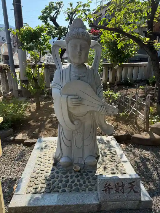 五所神社の{uncategorized: "未分類", other: "その他", undefined: "問題あり", building: "その他建物", grave: "お墓", sacred_gate: "鳥居", guardian: "狛犬", statue: "像", buddha: "仏像", history: "歴史", nature: "自然", garden: "庭園", animal: "動物", pagoda: "塔", temizu: "手水舎", mountain_gate: "山門・神門", sanctuary: "本殿・本堂", subordinate: "末社・摂社", art: "芸術", scenery: "景色", jizo: "地蔵", ema: "絵馬", goshuin: "御朱印", omikuji: "おみくじ", items: "授与品その他", amulet: "お守り", goshuincho: "御朱印帳", eats: "食事", festival: "お祭り", votive_dance: "神楽", shichigosan: "七五三参", wedding: "結婚式", experience: "体験その他", initially: "初詣", around: "周辺", anti_infection: "感染症対策"}