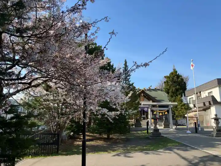 烈々布神社の{uncategorized: "未分類", other: "その他", undefined: "問題あり", building: "その他建物", grave: "お墓", sacred_gate: "鳥居", guardian: "狛犬", statue: "像", buddha: "仏像", history: "歴史", nature: "自然", garden: "庭園", animal: "動物", pagoda: "塔", temizu: "手水舎", mountain_gate: "山門・神門", sanctuary: "本殿・本堂", subordinate: "末社・摂社", art: "芸術", scenery: "景色", jizo: "地蔵", ema: "絵馬", goshuin: "御朱印", omikuji: "おみくじ", items: "授与品その他", amulet: "お守り", goshuincho: "御朱印帳", eats: "食事", festival: "お祭り", votive_dance: "神楽", shichigosan: "七五三参", wedding: "結婚式", experience: "体験その他", initially: "初詣", around: "周辺", anti_infection: "感染症対策"}