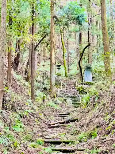 岩井堂（圓融寺境外観音堂）の{uncategorized: "未分類", other: "その他", undefined: "問題あり", building: "その他建物", grave: "お墓", sacred_gate: "鳥居", guardian: "狛犬", statue: "像", buddha: "仏像", history: "歴史", nature: "自然", garden: "庭園", animal: "動物", pagoda: "塔", temizu: "手水舎", mountain_gate: "山門・神門", sanctuary: "本殿・本堂", subordinate: "末社・摂社", art: "芸術", scenery: "景色", jizo: "地蔵", ema: "絵馬", goshuin: "御朱印", omikuji: "おみくじ", items: "授与品その他", amulet: "お守り", goshuincho: "御朱印帳", eats: "食事", festival: "お祭り", votive_dance: "神楽", shichigosan: "七五三参", wedding: "結婚式", experience: "体験その他", initially: "初詣", around: "周辺", anti_infection: "感染症対策"}