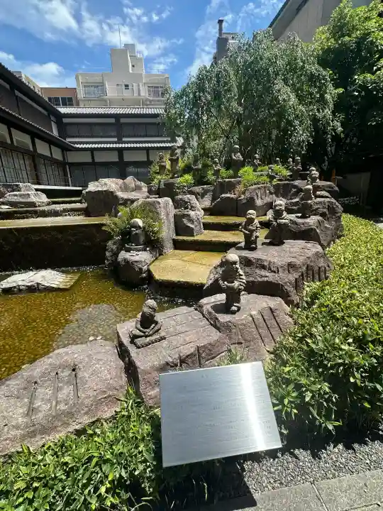 頂法寺(六角堂)の{uncategorized: "未分類", other: "その他", undefined: "問題あり", building: "その他建物", grave: "お墓", sacred_gate: "鳥居", guardian: "狛犬", statue: "像", buddha: "仏像", history: "歴史", nature: "自然", garden: "庭園", animal: "動物", pagoda: "塔", temizu: "手水舎", mountain_gate: "山門・神門", sanctuary: "本殿・本堂", subordinate: "末社・摂社", art: "芸術", scenery: "景色", jizo: "地蔵", ema: "絵馬", goshuin: "御朱印", omikuji: "おみくじ", items: "授与品その他", amulet: "お守り", goshuincho: "御朱印帳", eats: "食事", festival: "お祭り", votive_dance: "神楽", shichigosan: "七五三参", wedding: "結婚式", experience: "体験その他", initially: "初詣", around: "周辺", anti_infection: "感染症対策"}
