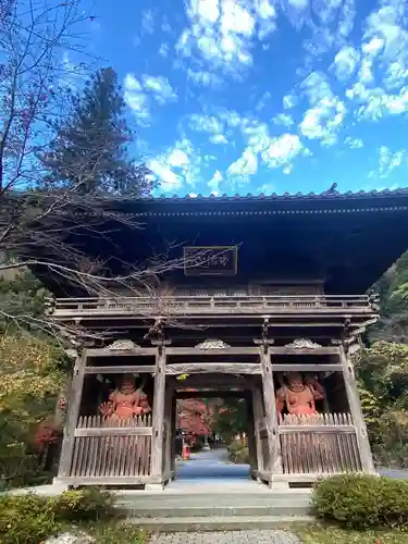 出流山満願寺の山門