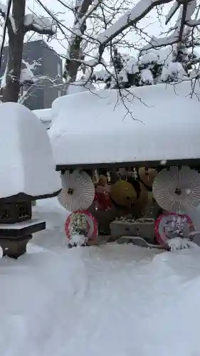 札幌諏訪神社の{uncategorized: "未分類", other: "その他", undefined: "問題あり", building: "その他建物", grave: "お墓", sacred_gate: "鳥居", guardian: "狛犬", statue: "像", buddha: "仏像", history: "歴史", nature: "自然", garden: "庭園", animal: "動物", pagoda: "塔", temizu: "手水舎", mountain_gate: "山門・神門", sanctuary: "本殿・本堂", subordinate: "末社・摂社", art: "芸術", scenery: "景色", jizo: "地蔵", ema: "絵馬", goshuin: "御朱印", omikuji: "おみくじ", items: "授与品その他", amulet: "お守り", goshuincho: "御朱印帳", eats: "食事", festival: "お祭り", votive_dance: "神楽", shichigosan: "七五三参", wedding: "結婚式", experience: "体験その他", initially: "初詣", around: "周辺", anti_infection: "感染症対策"}
