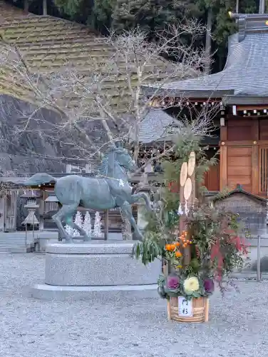 丹生川上神社（上社）の{uncategorized: "未分類", other: "その他", undefined: "問題あり", building: "その他建物", grave: "お墓", sacred_gate: "鳥居", guardian: "狛犬", statue: "像", buddha: "仏像", history: "歴史", nature: "自然", garden: "庭園", animal: "動物", pagoda: "塔", temizu: "手水舎", mountain_gate: "山門・神門", sanctuary: "本殿・本堂", subordinate: "末社・摂社", art: "芸術", scenery: "景色", jizo: "地蔵", ema: "絵馬", goshuin: "御朱印", omikuji: "おみくじ", items: "授与品その他", amulet: "お守り", goshuincho: "御朱印帳", eats: "食事", festival: "お祭り", votive_dance: "神楽", shichigosan: "七五三参", wedding: "結婚式", experience: "体験その他", initially: "初詣", around: "周辺", anti_infection: "感染症対策"}