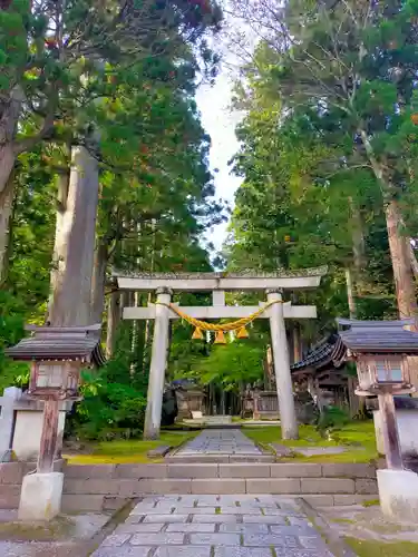 雄山神社中宮祈願殿の鳥居